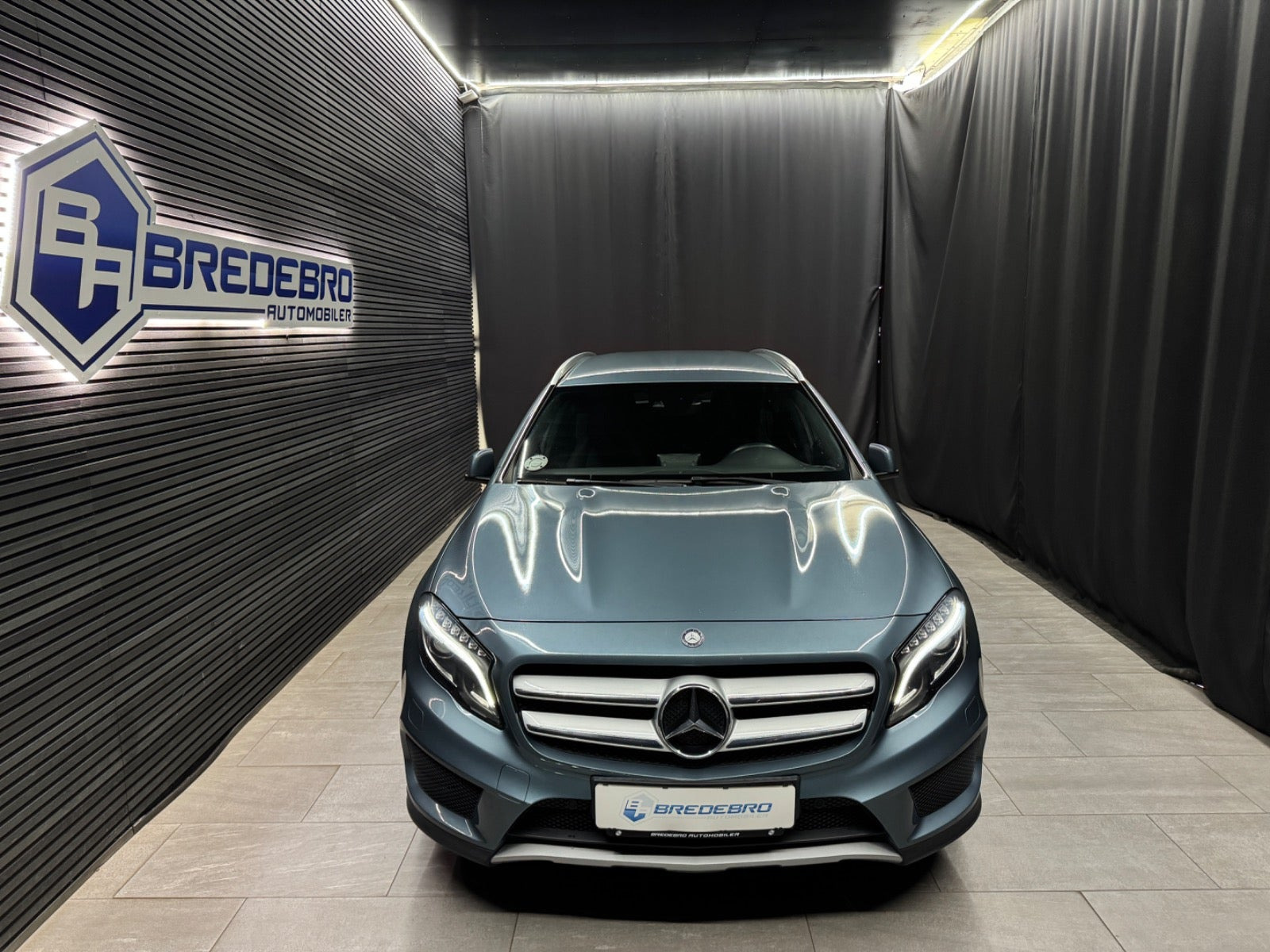 Blå Mercedes GLA250 fra 2015