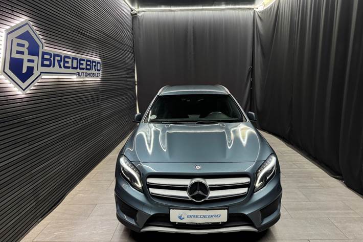 Blå Mercedes GLA250 fra 2015