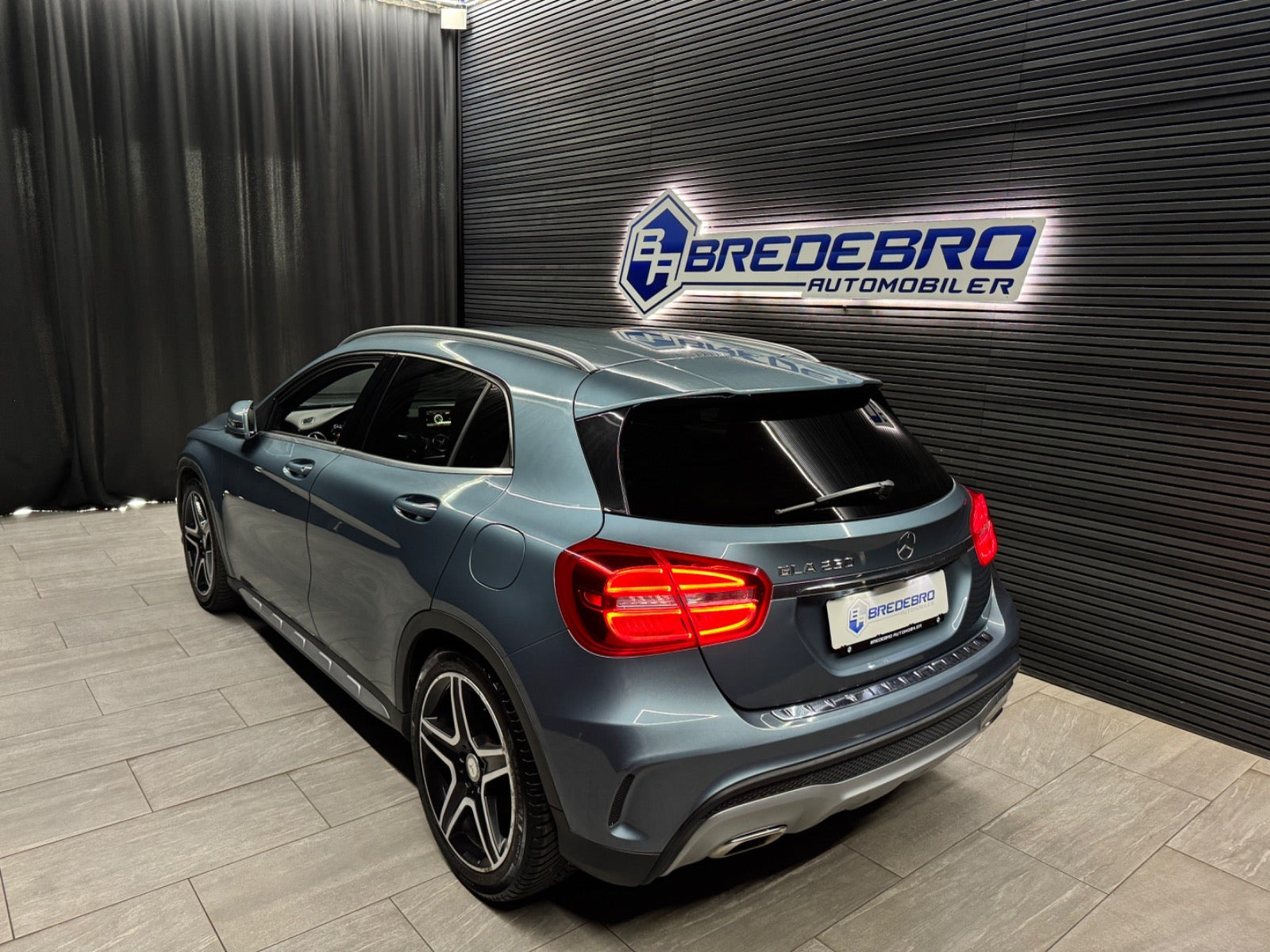 Blå Mercedes GLA250 fra 2015