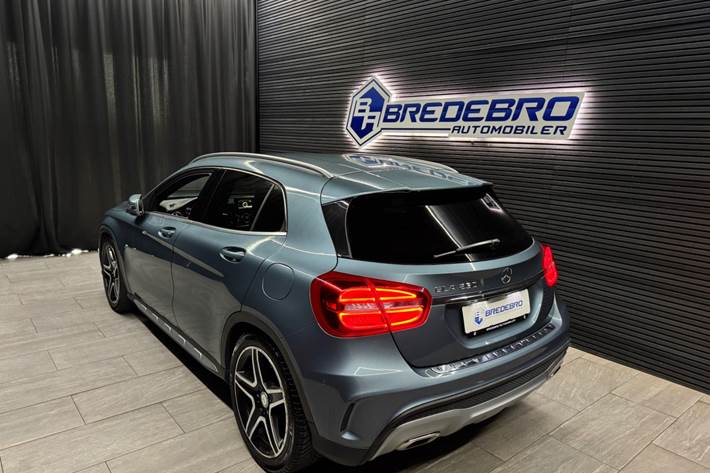 Blå Mercedes GLA250 fra 2015