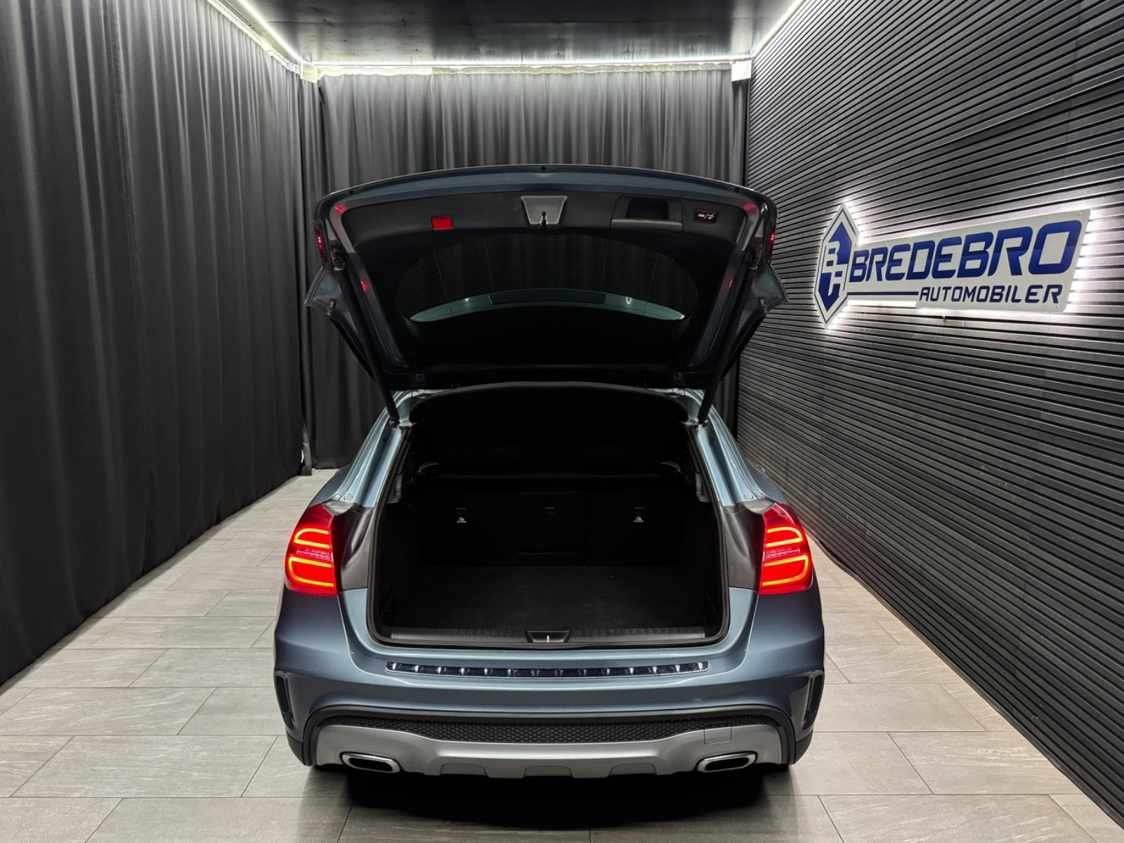 Blå Mercedes GLA250 fra 2015