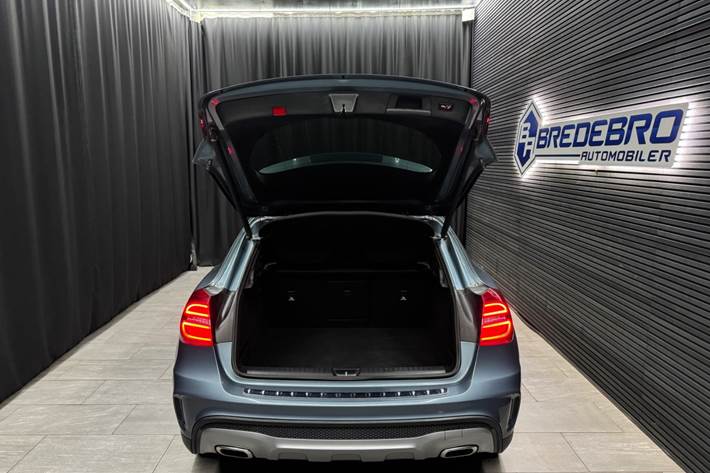 Blå Mercedes GLA250 fra 2015