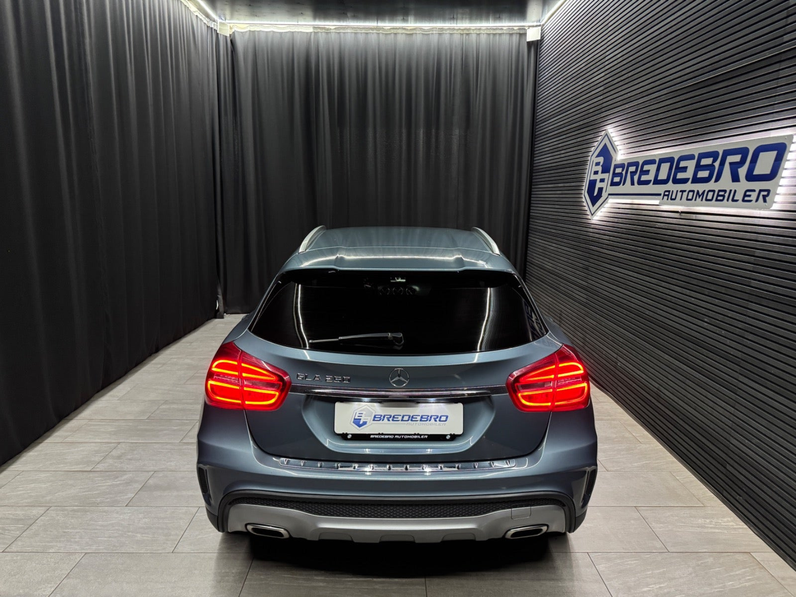 Blå Mercedes GLA250 fra 2015