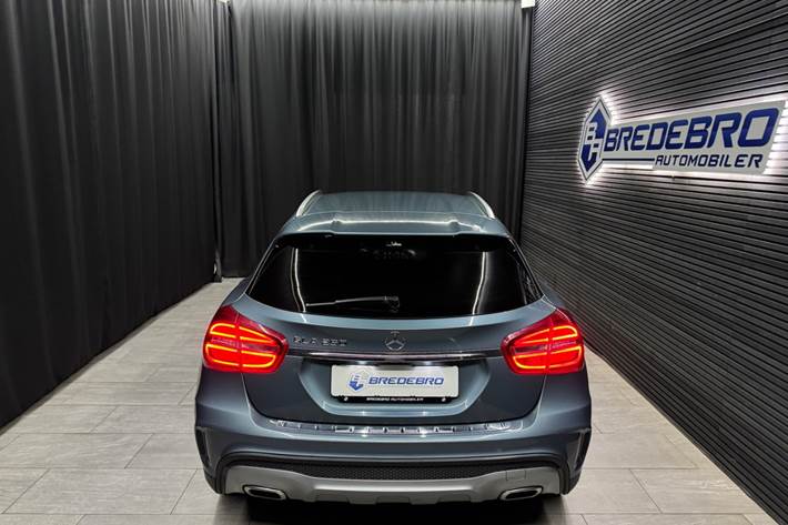 Blå Mercedes GLA250 fra 2015