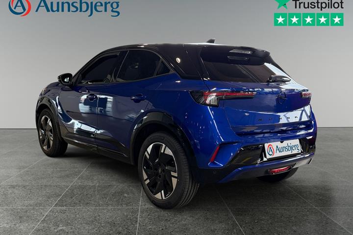 Blå Opel Mokka-e fra 2025