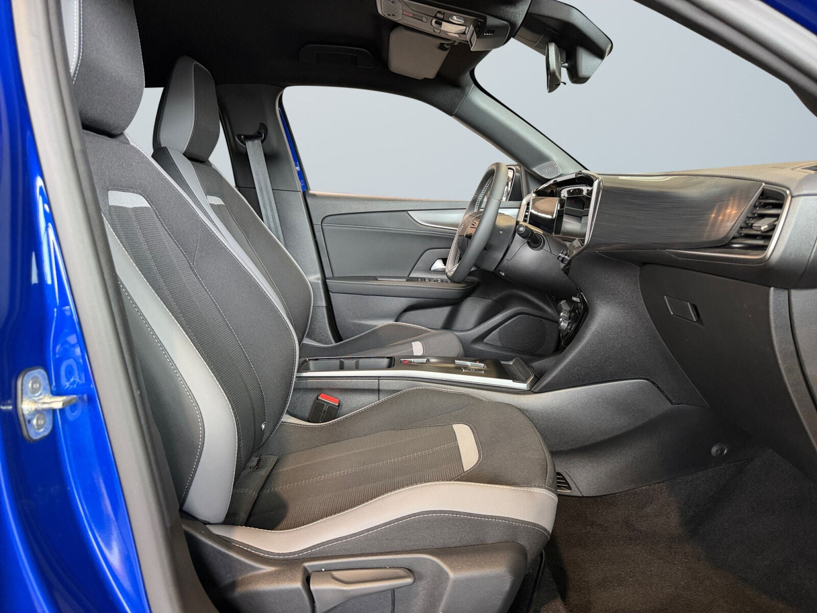 Blå Opel Mokka-e fra 2025