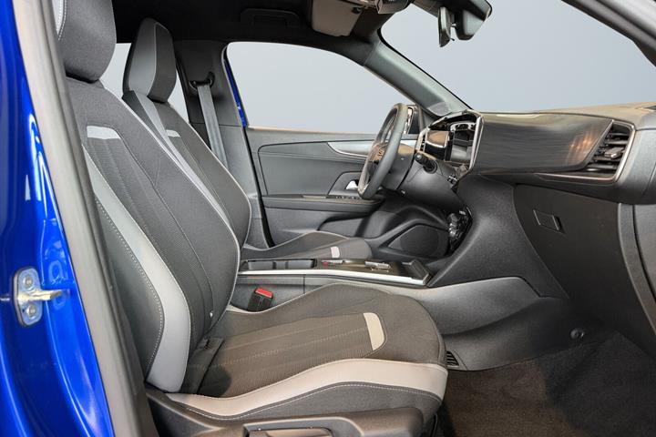Blå Opel Mokka-e fra 2025