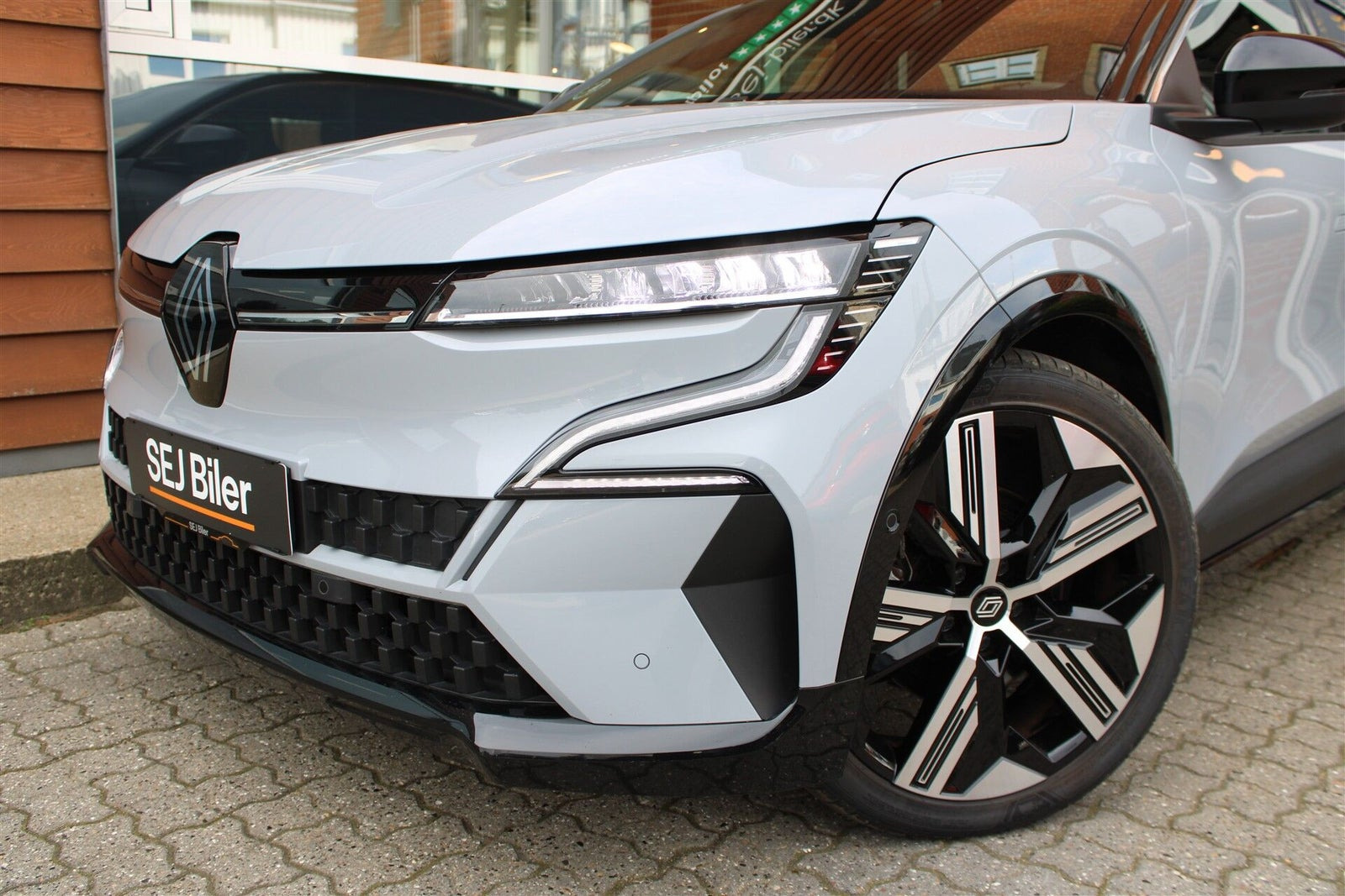 Grå Renault Megane E-Tech fra 2024