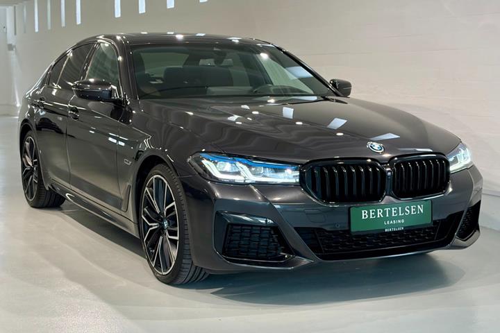 Grå BMW 545e fra 2022 set udefra