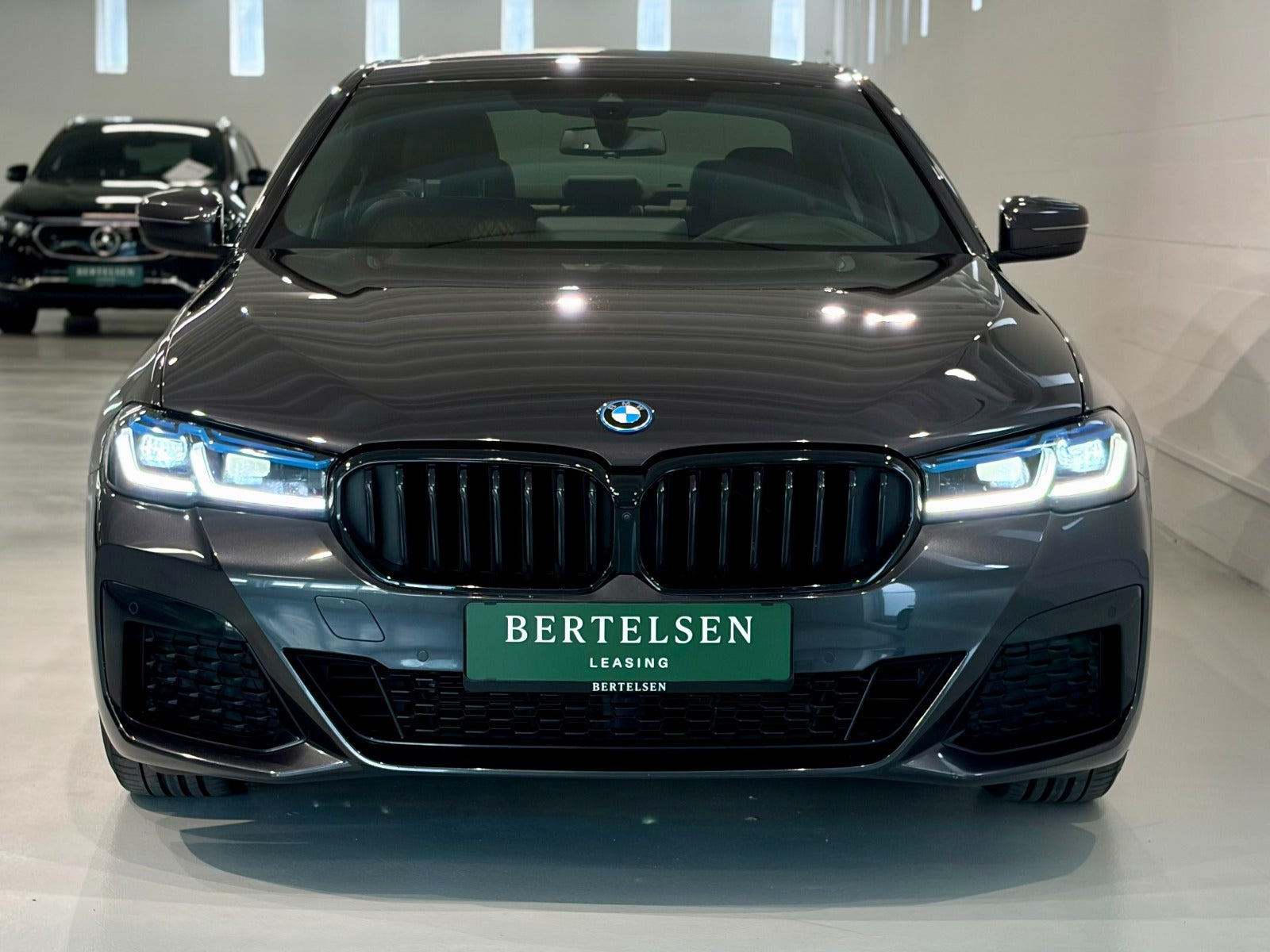 Grå BMW 545e fra 2022