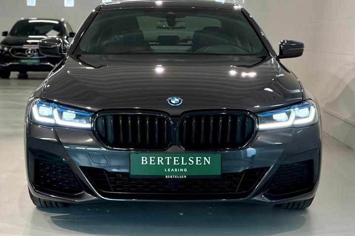 Grå BMW 545e fra 2022