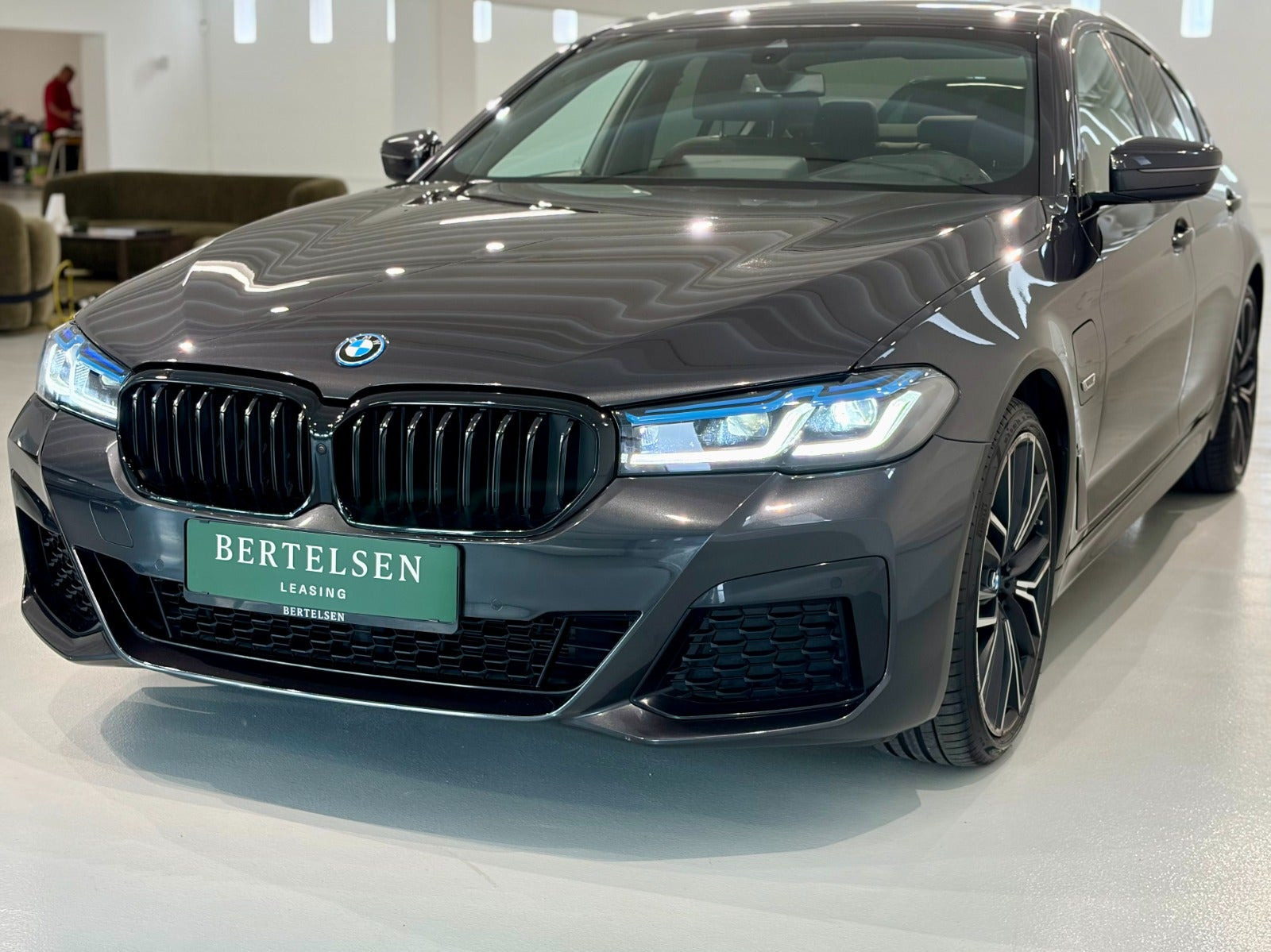 Grå BMW 545e fra 2022