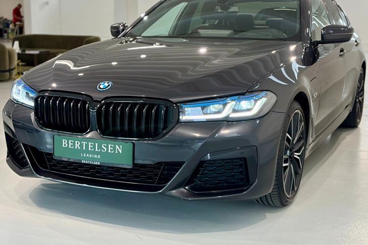 Grå BMW 545e fra 2022