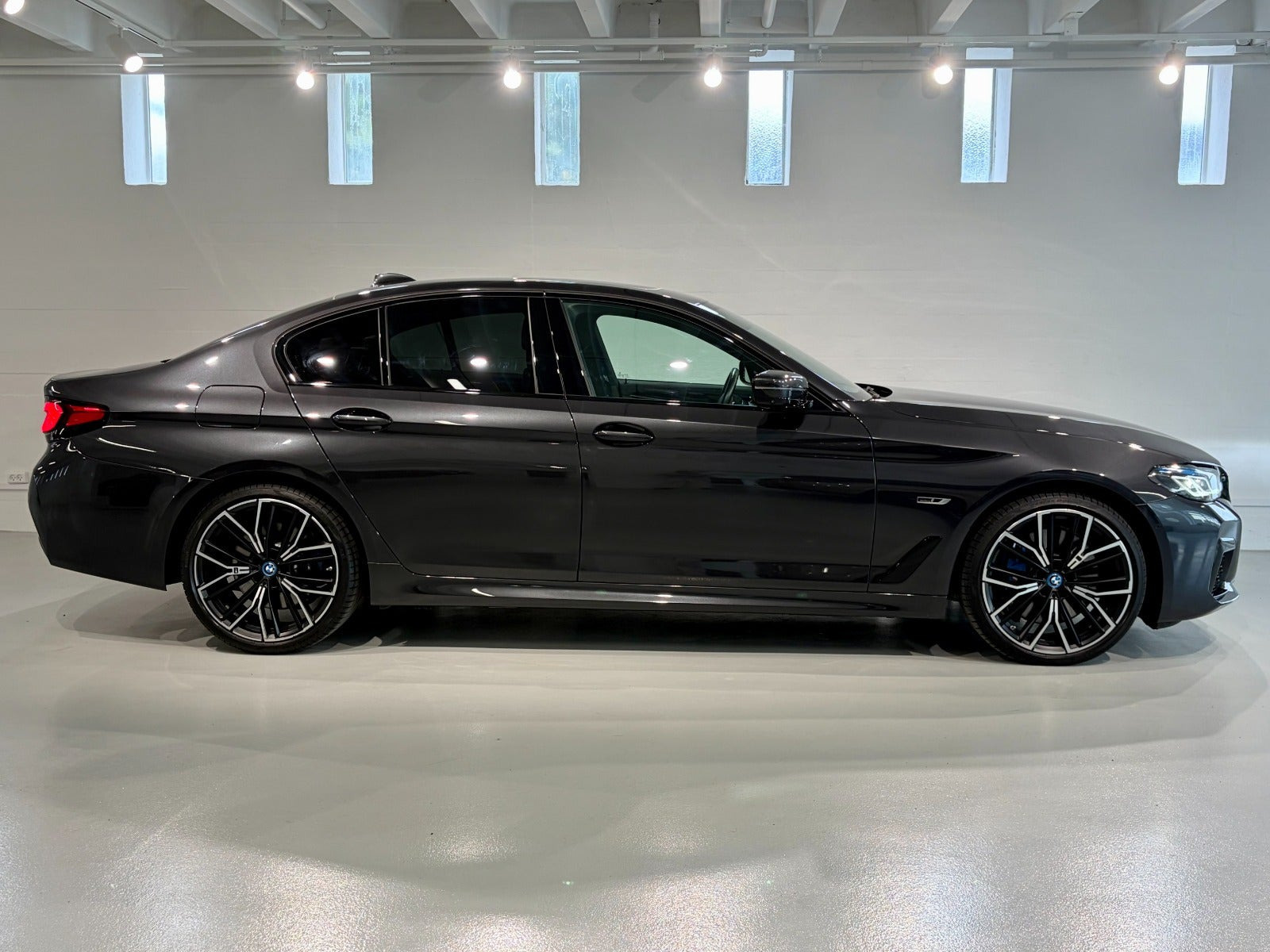 Grå BMW 545e fra 2022