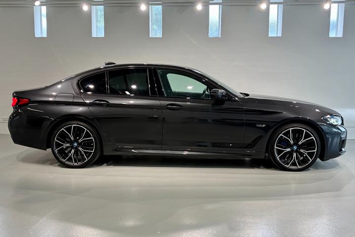 Grå BMW 545e fra 2022