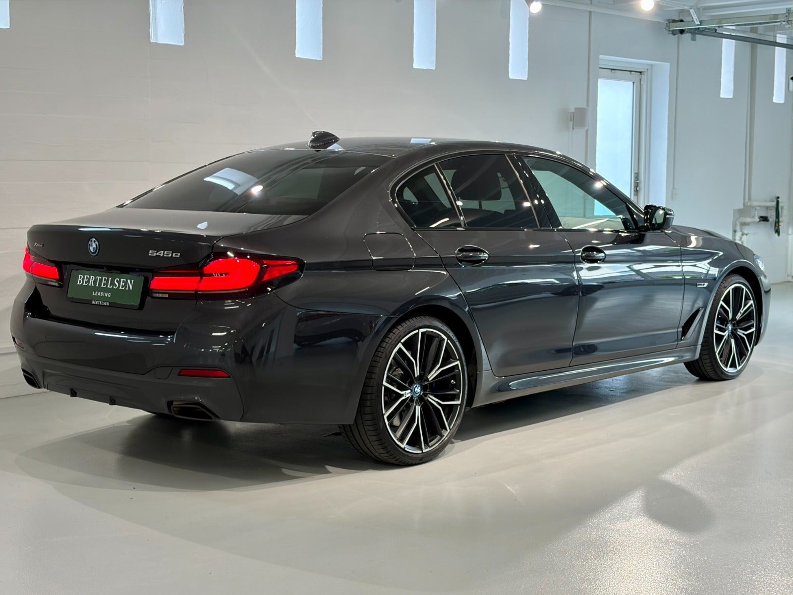 Grå BMW 545e fra 2022