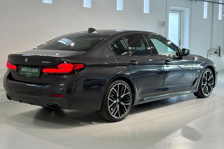 Grå BMW 545e fra 2022