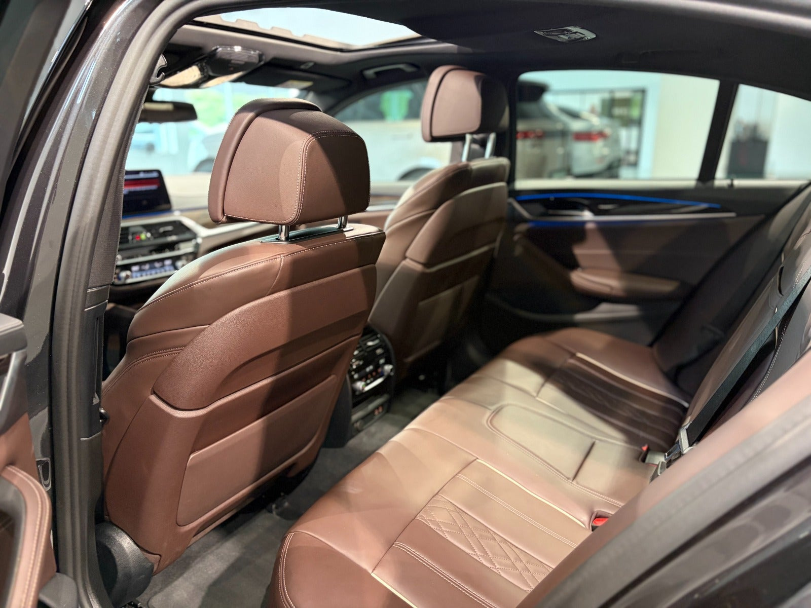 Grå BMW 545e fra 2022