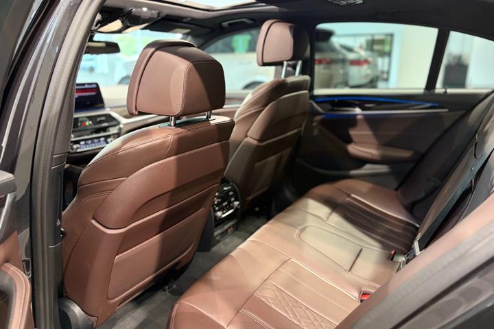 Grå BMW 545e fra 2022