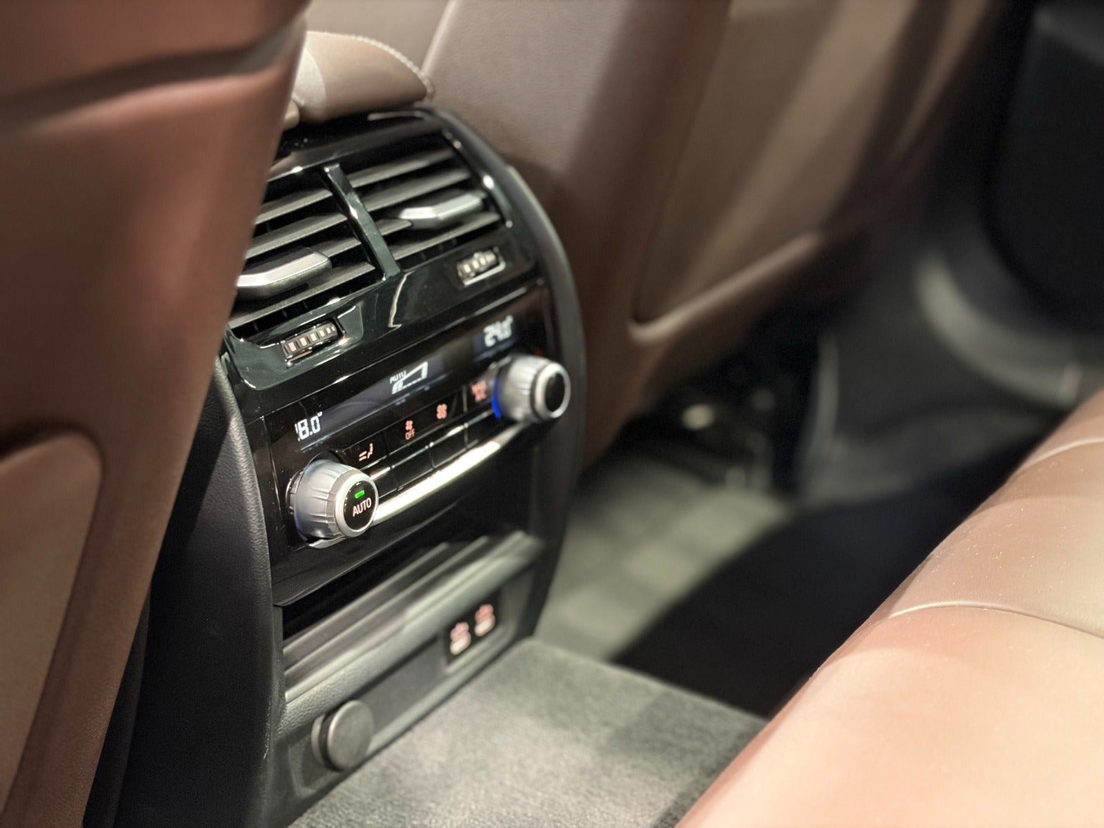 Grå BMW 545e fra 2022