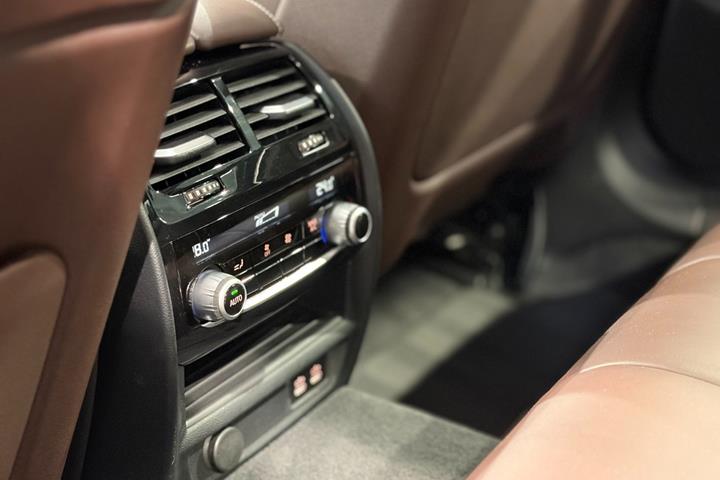 Grå BMW 545e fra 2022