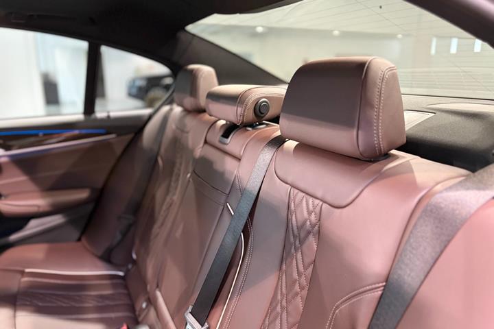 Grå BMW 545e fra 2022