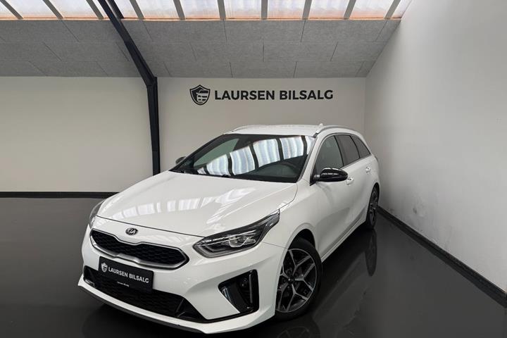 Hvid Kia Ceed fra 2020 set udefra