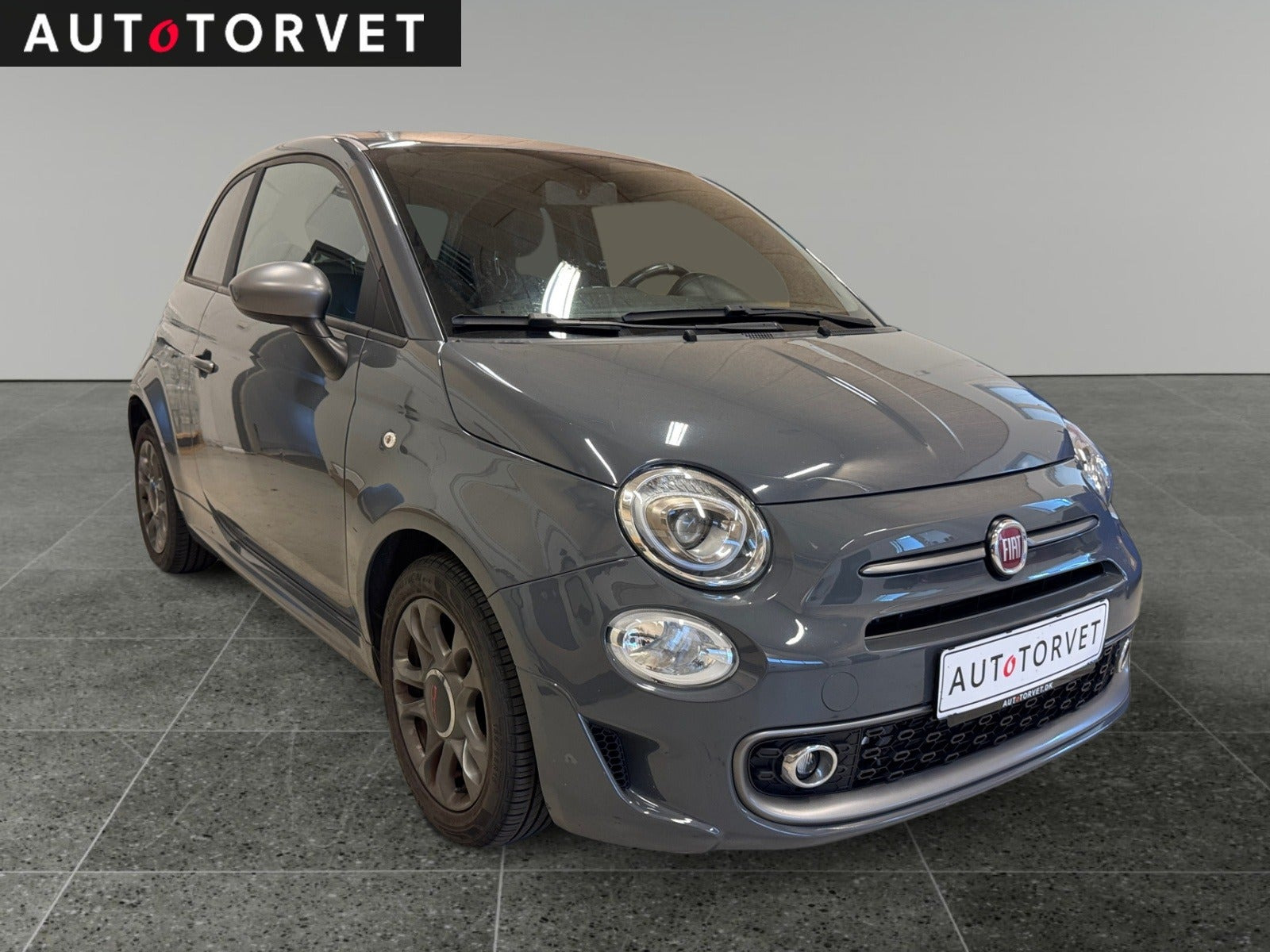 Grå Fiat 500 fra 2017