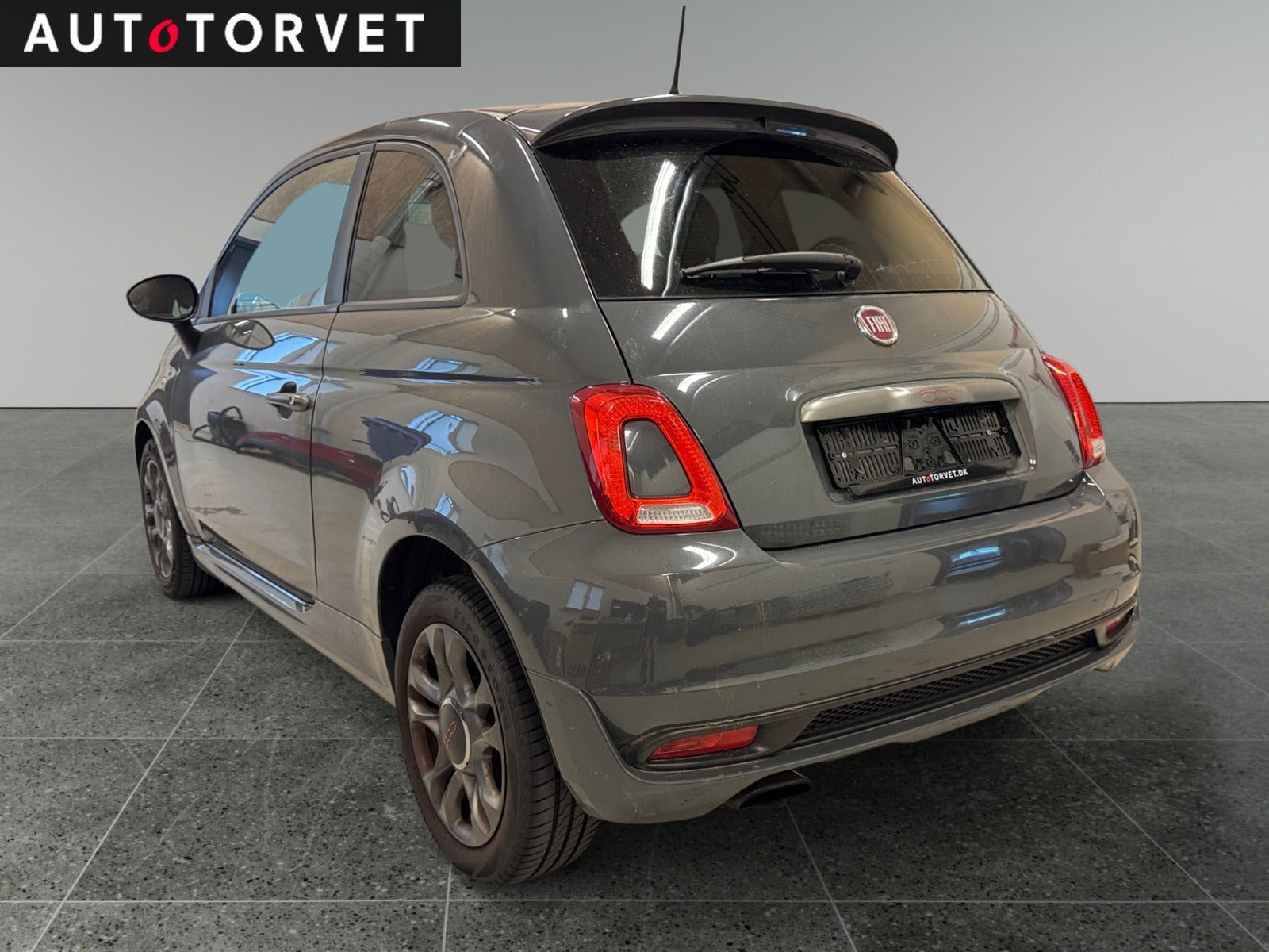 Grå Fiat 500 fra 2017