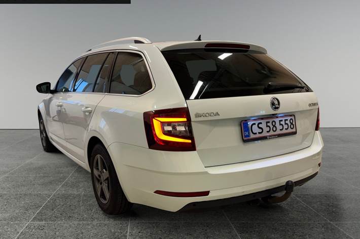 Hvid Skoda Octavia fra 2017
