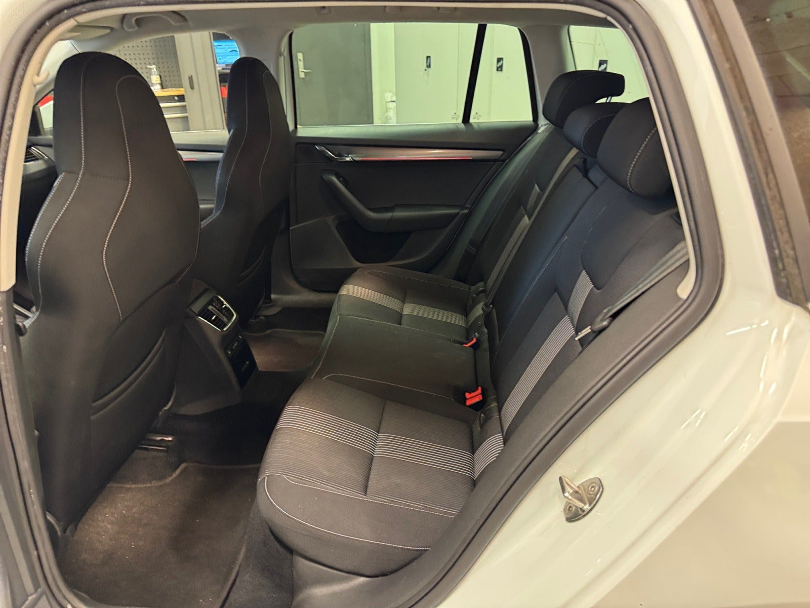 Hvid Skoda Octavia fra 2017