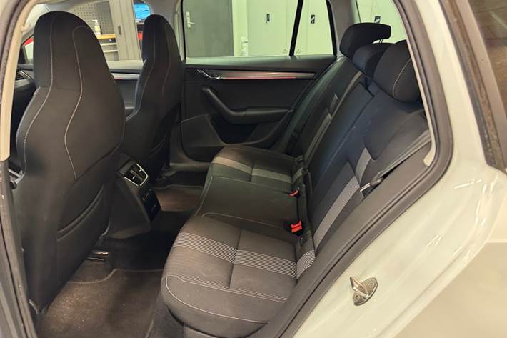 Hvid Skoda Octavia fra 2017