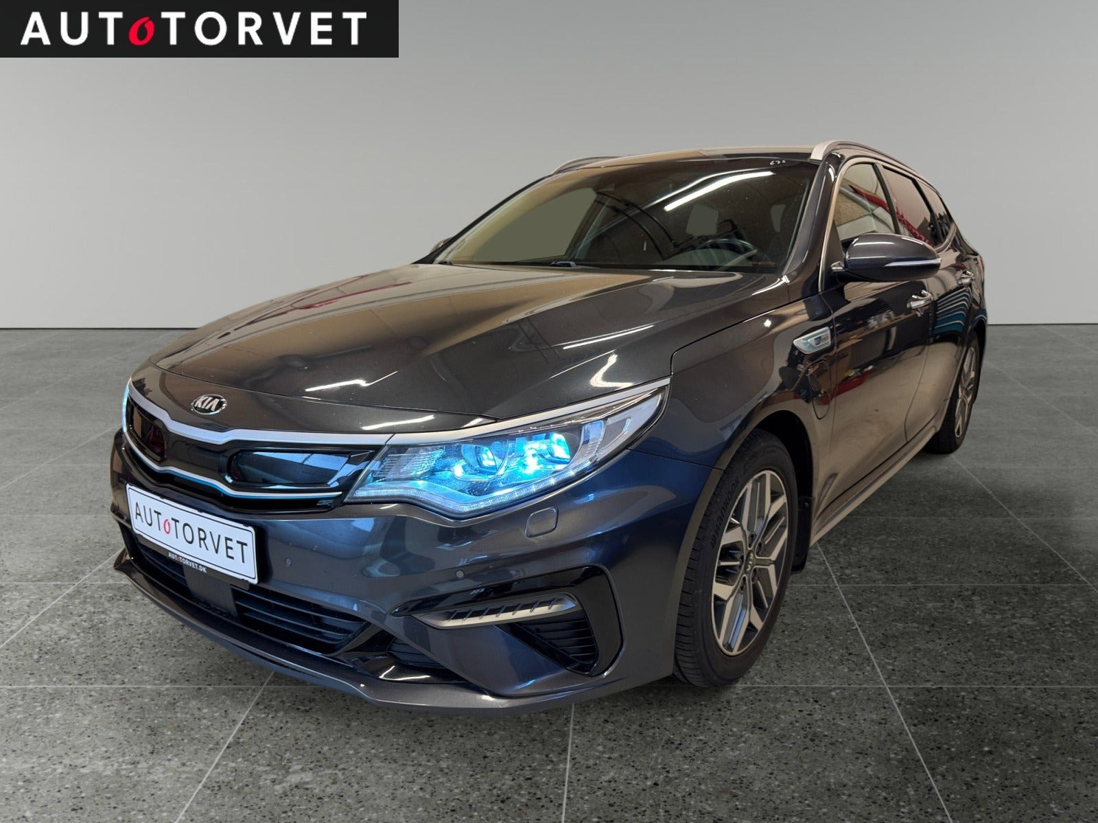 Grå Kia Optima fra 2019 set udefra