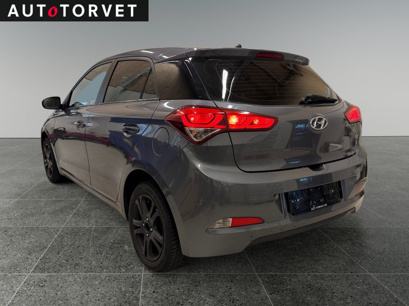 Grå Hyundai i20 fra 2015