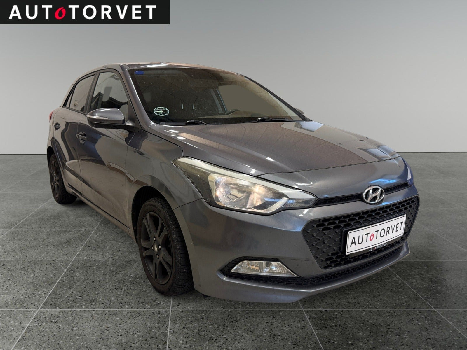 Grå Hyundai i20 fra 2015