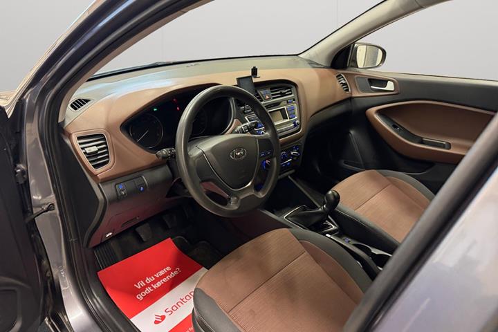 Grå Hyundai i20 fra 2015