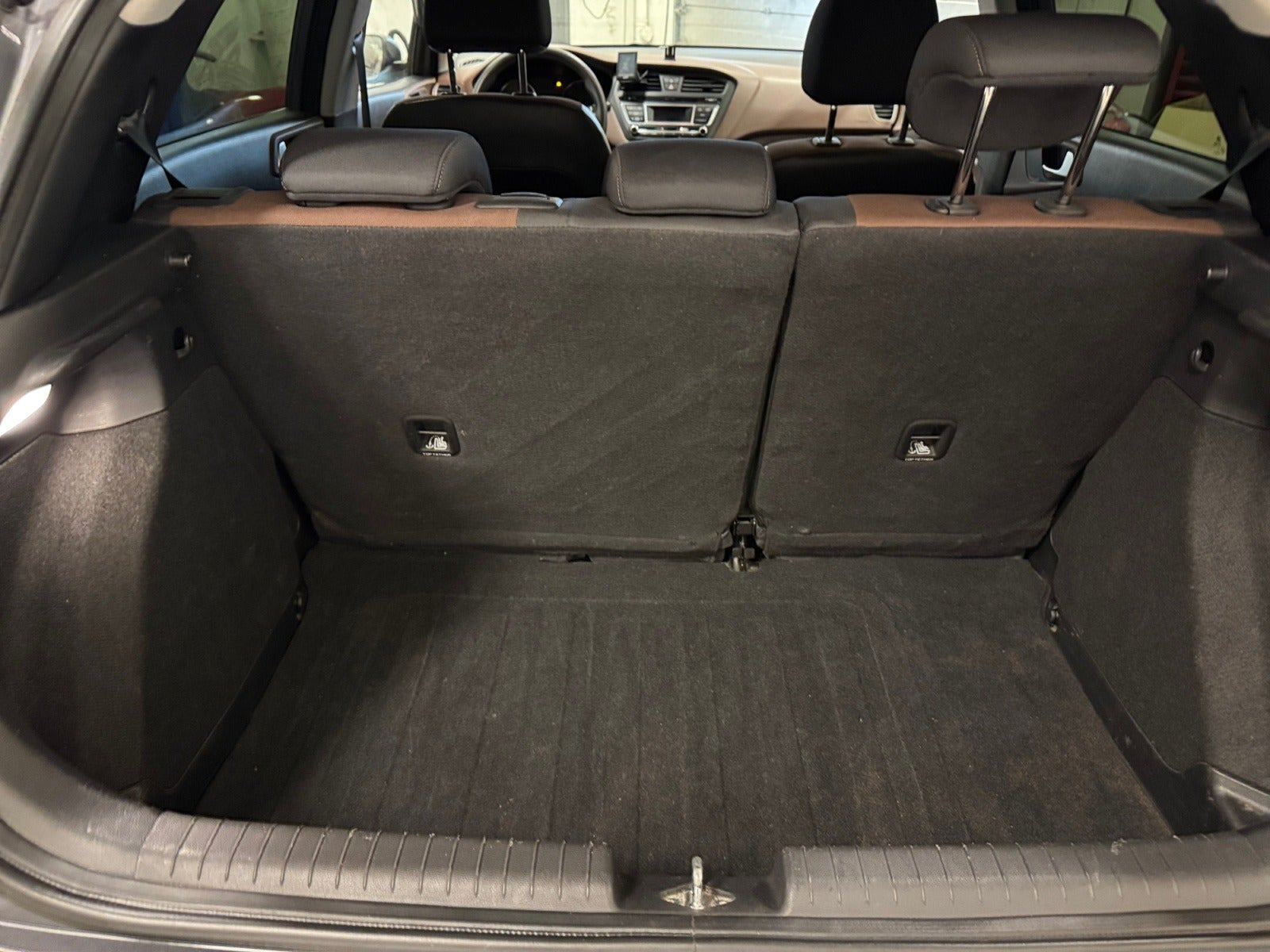 Grå Hyundai i20 fra 2015