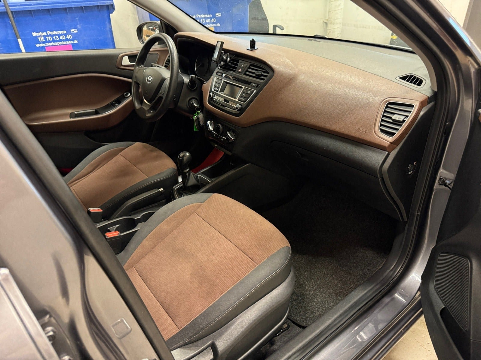 Grå Hyundai i20 fra 2015