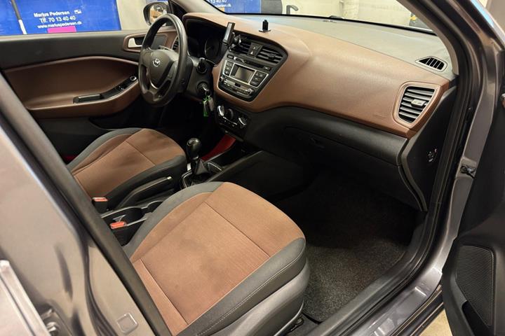 Grå Hyundai i20 fra 2015