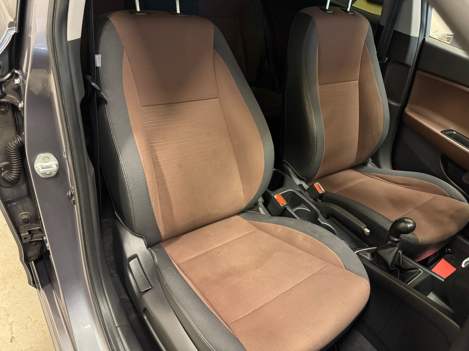 Grå Hyundai i20 fra 2015
