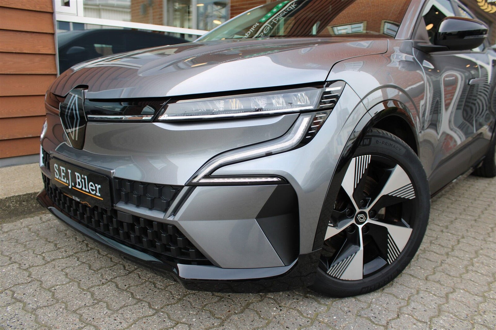 Grå Renault Megane E-Tech fra 2023