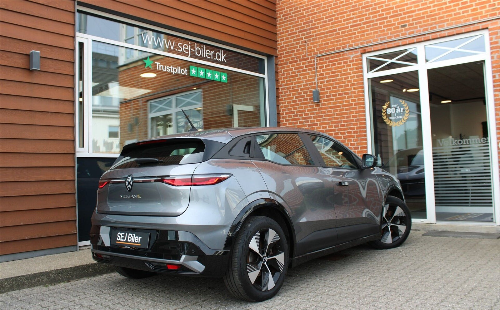 Grå Renault Megane E-Tech fra 2023