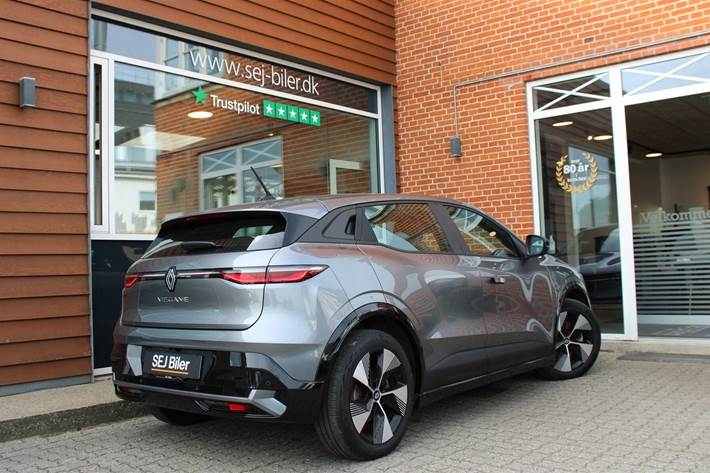 Grå Renault Megane E-Tech fra 2023