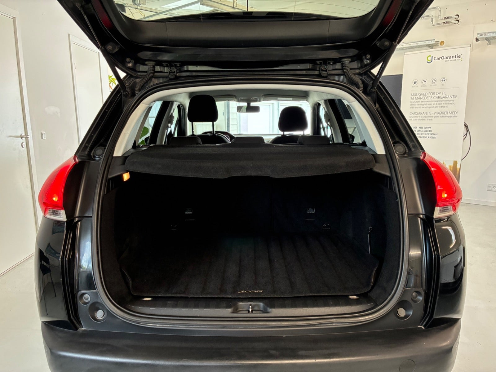 Sort Peugeot 2008 fra 2016