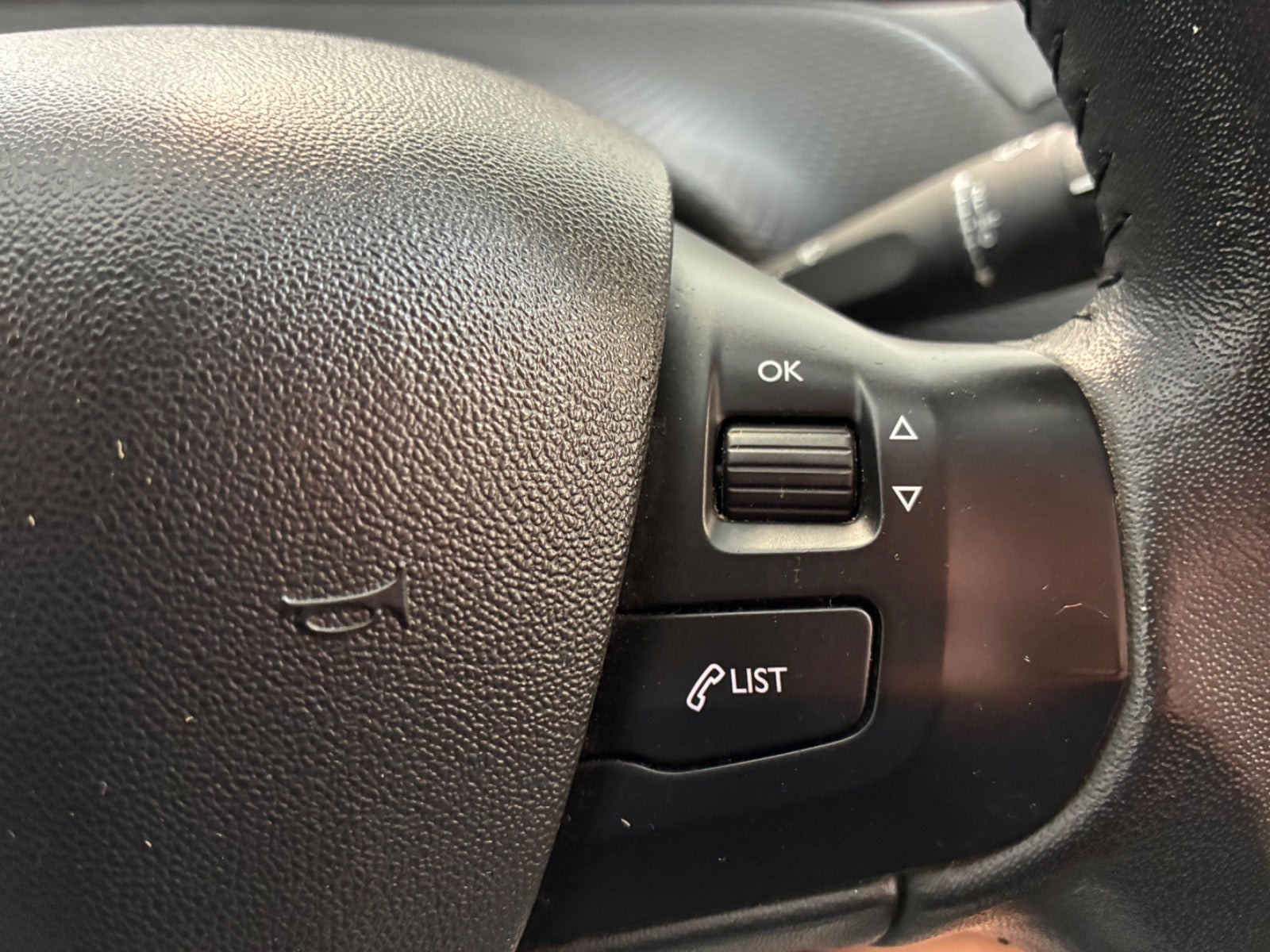 Sort Peugeot 2008 fra 2016