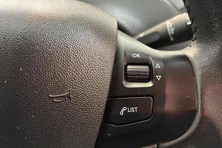 Sort Peugeot 2008 fra 2016