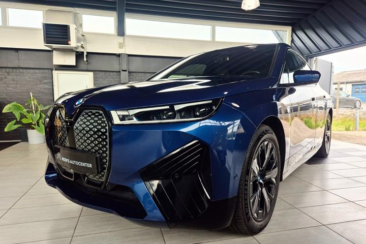 Blå BMW iX fra 2023
