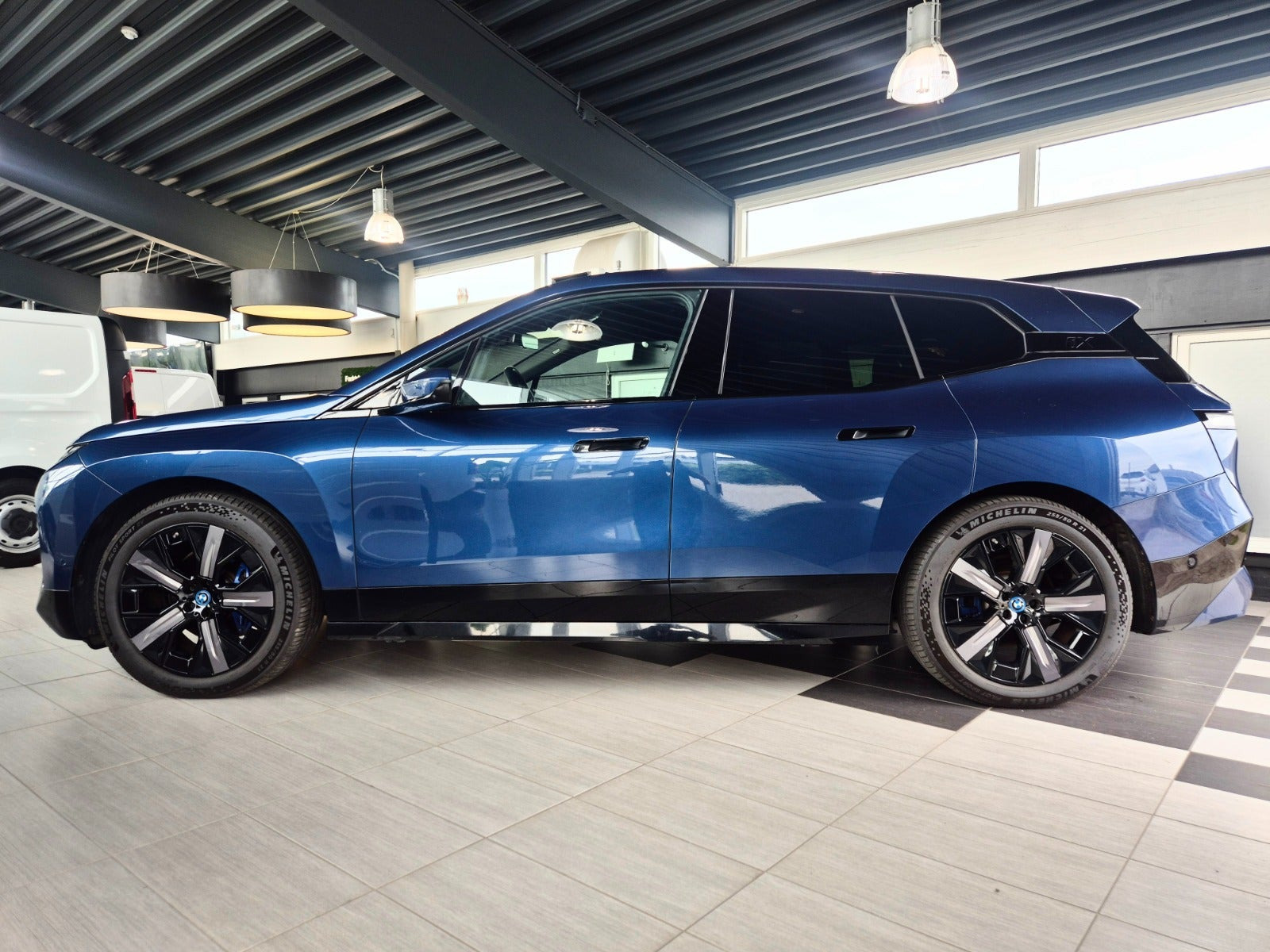 Blå BMW iX fra 2023
