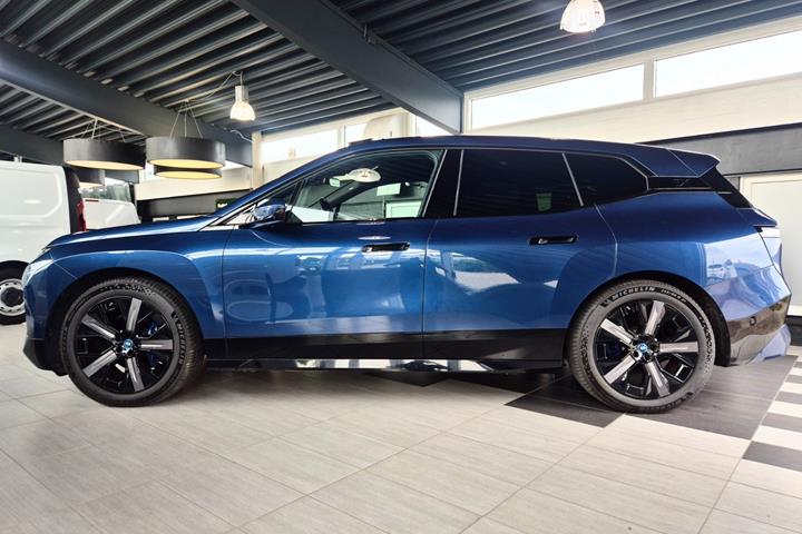Blå BMW iX fra 2023