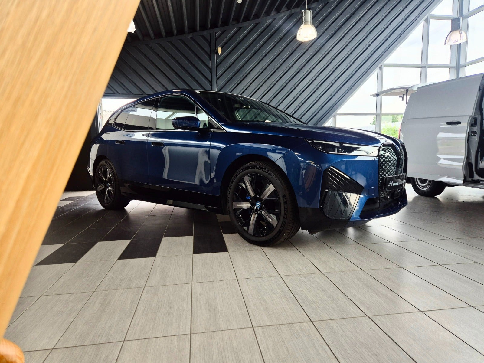 Blå BMW iX fra 2023
